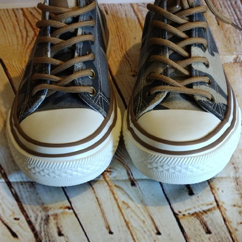 Very G Brown Camo Sneakers Canvas Low-Top Size 9 Women's - Picture 5 of 10